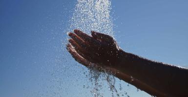 Eau douce dans les mains