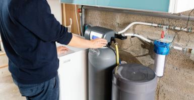 Entretien d'un adoucisseur par un expert