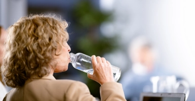 Femme qui boit de l'eau