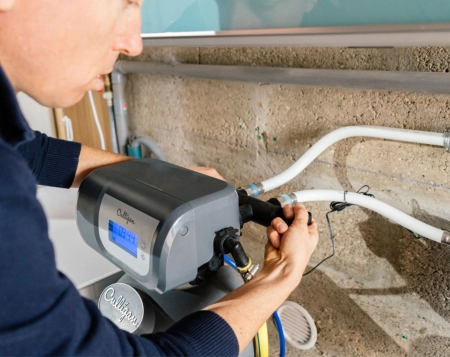 Quand et comment installer un adoucisseur d’eau chez soi ?