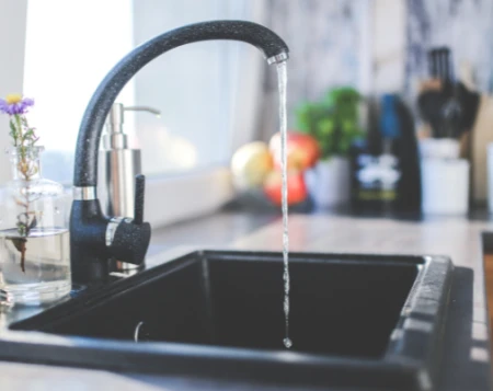 Guide d'entretien pour un évier en résine noire