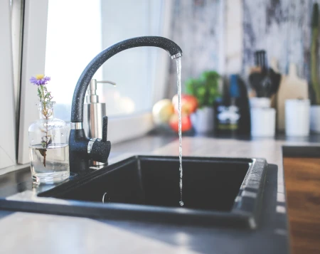 PFAS dans l'eau en France : ce que révèle l'enquête Radio France sur la qualité de l'eau potable